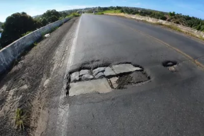 Buraco reaparece em ponte da BR-101 sobre a Avenida São Francisco de Assis e preocupa motoristas em Esplanada