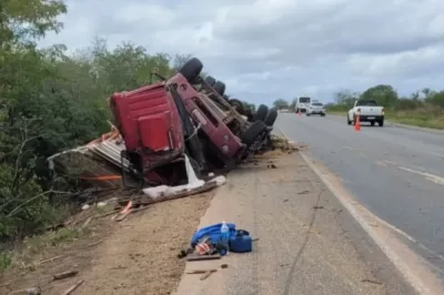 Três pessoas ficam feridas após caminhão tombar na BR-324; outro acidente com o mesmo veículo já havia matado pai e irmão