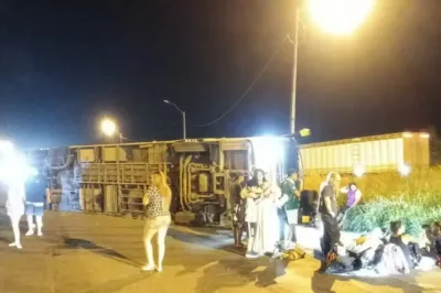 Ônibus de turismo tomba na BR-116 e deixa passageiros feridos na Bahia