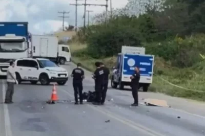 Batida frontal entre motocicleta e caminhão deixa idoso morto na BR-101
